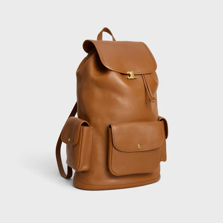 CELINE SOFT TRIOMPHEL淺棕黃色雙肩包，11萬5000元。品牌提供
