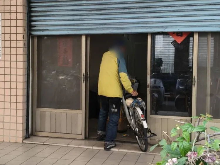 施翁一度想再騎車回家，警方連忙勸阻。翻攝畫面