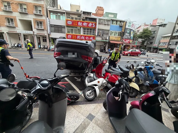 33歲的BMW女駕駛多處擦挫傷。民眾提供