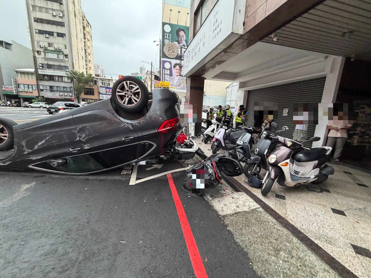 Yaris變換車道害BMW「烏龜翻」 台中33歲女駕駛多處擦挫傷