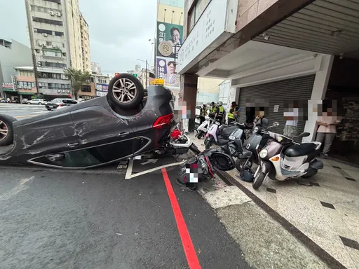 Yaris變換車道害BMW「烏龜翻」　台中33歲女駕駛多處擦挫傷