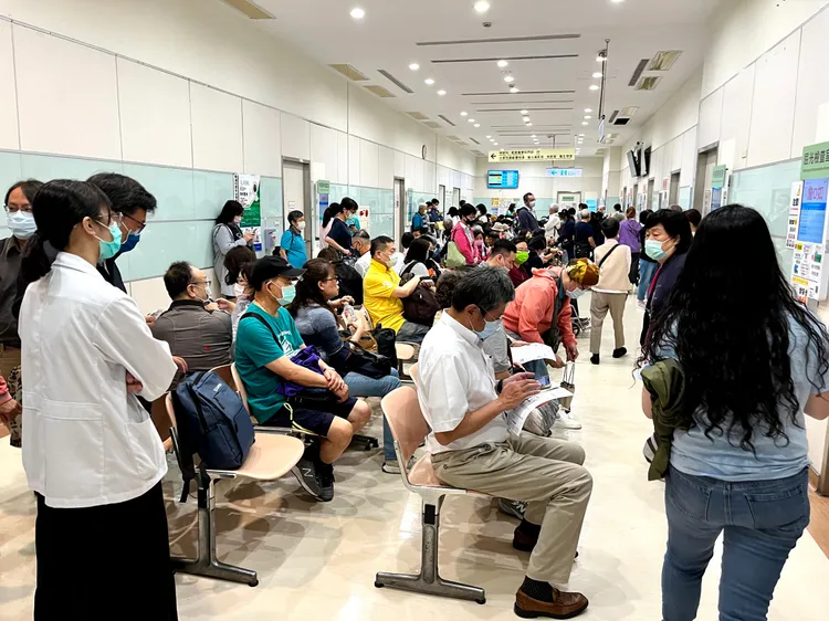 新冠病毒升溫，8月中下旬將達高峰。民眾就診示意圖