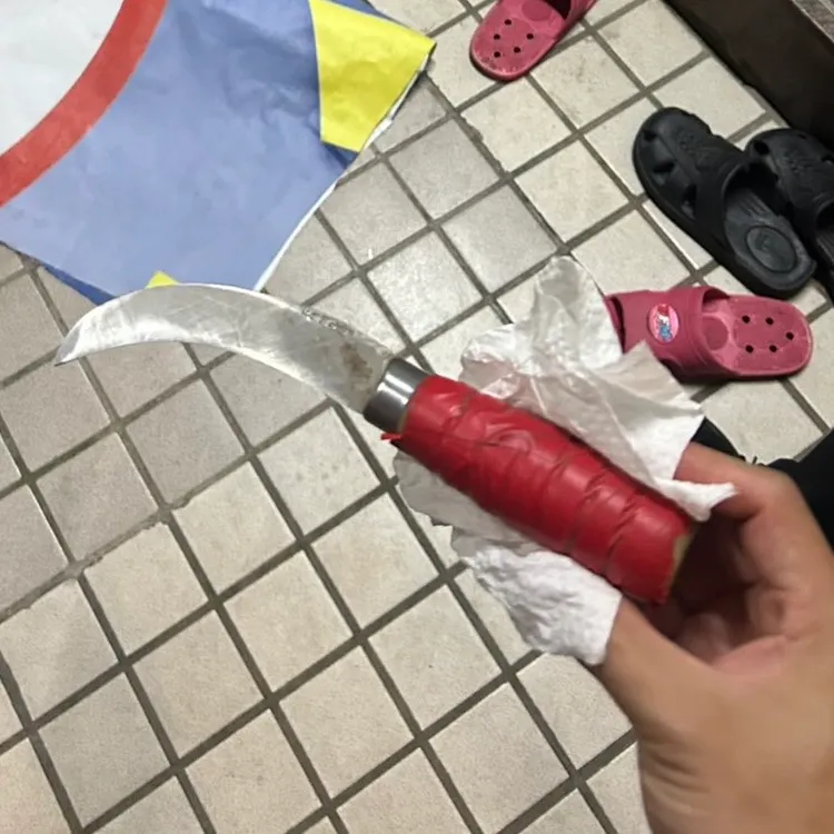 遭擱下的選舉帆布與作案工具鐮刀。翻攝畫面