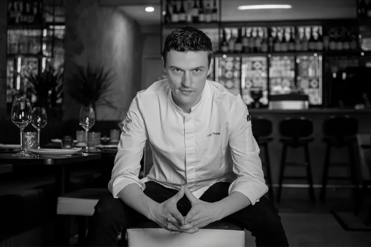 法國主廚 Louis Pacquelin 首次來台，是法國傳奇名廚 Alain Ducasse 的得意門徒，練就扎實的醬汁功底與細緻廚藝，打造獨具一格的「法式趣味餐飲」，頗受年輕食客喜愛。業者提供