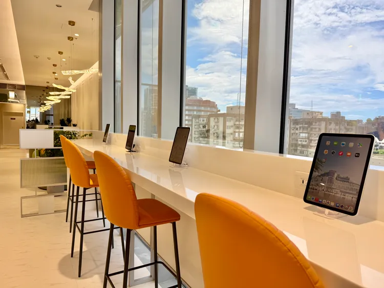 100坪的VIP貴賓室為台北各館最大，首創設有iPad吧台。莊偉祺攝