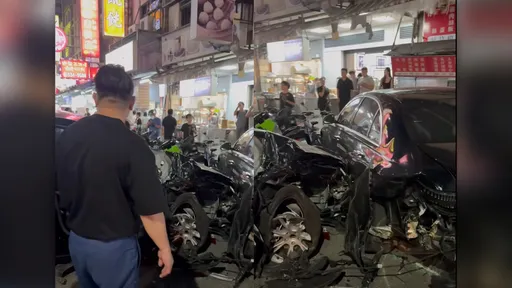 特斯拉暴衝連撞13車害600戶停電　違停賓士車擋災被撞爛　網紅車主：人沒事就好