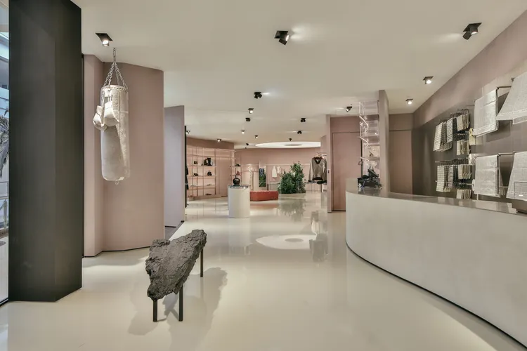 除了邀請藝術家打造專屬雕塑裝置，Maison Margiela × Supreme聯名作品也成為裝飾品。品牌提供