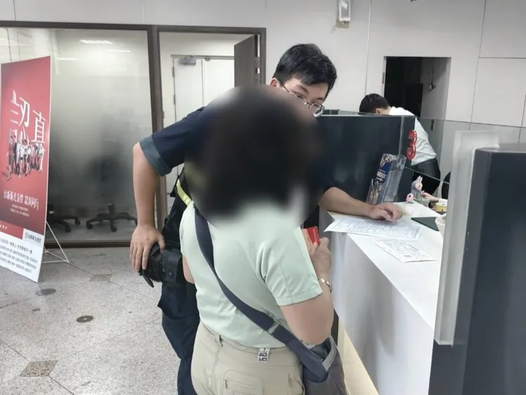 警方接獲通報趕抵銀行協助阻詐。翻攝畫面