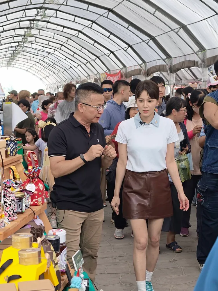 蘇晏霈跟高雄市農業局長姚志旺（左）巡禮高雄特色市集。民視提供