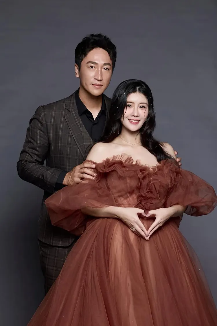 林真亦（右）曝光與老公J的婚紗照。摘自臉書