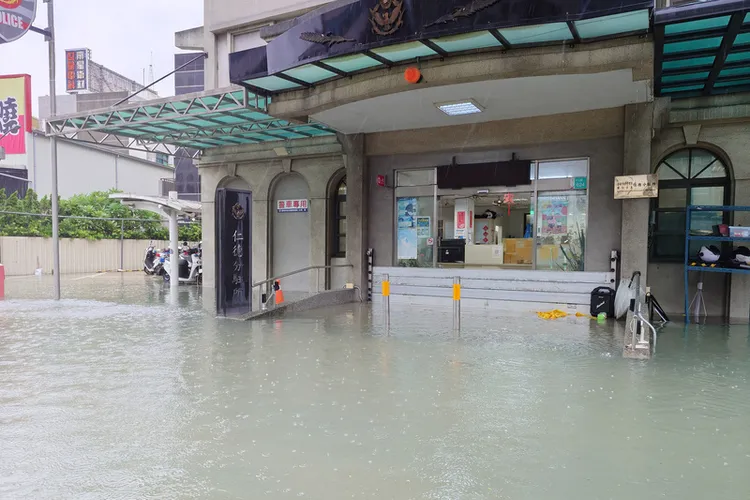台南地區24日清晨一陣強降雨後，歸仁警分局仁德分駐
所前道路嚴重積水，分駐所也緊急架起防水閘門。中央社