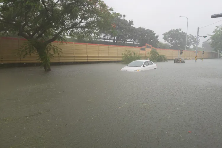 台南地區24日清晨一陣強降雨後，東區裕義路一帶淹水，有車輛疑誤入泡在水中。中央社
