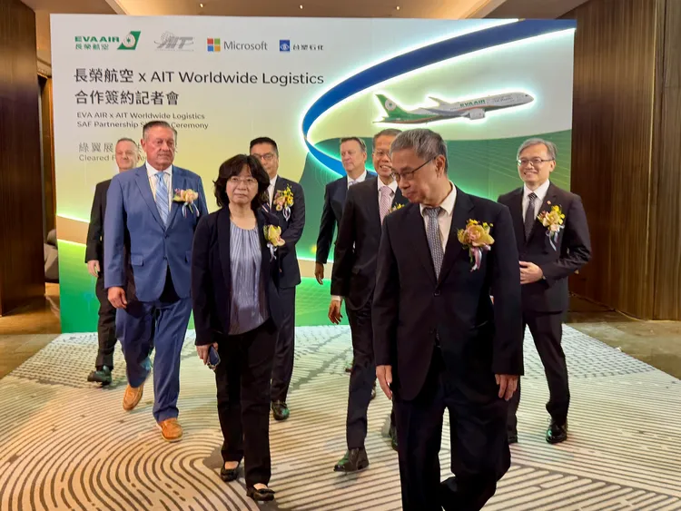 民航局長何淑萍（左起3）等人出席長榮航空「綠運輸計畫」活動。莊偉祺攝