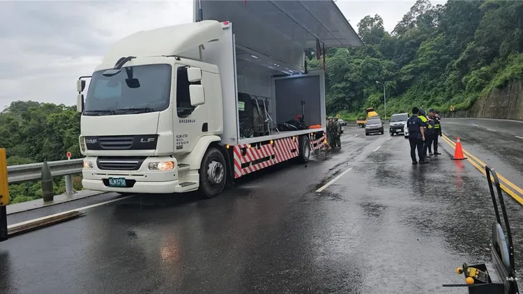 大貨車疑下坡過彎時速度太快，導致車上的彈藥掉落路面。民眾提供