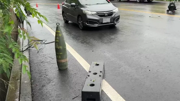 8吋榴彈砲掉落路面。民眾提供
