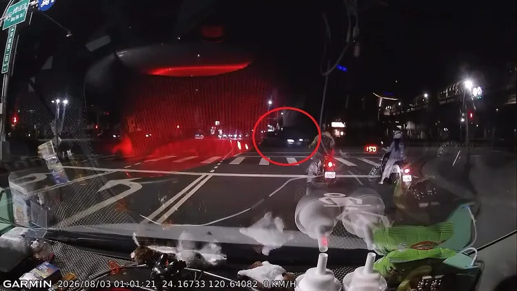 同一台車在龍井台灣大道與國際街口也做出甩尾等危險駕駛行為。Threads/oop555555555提供