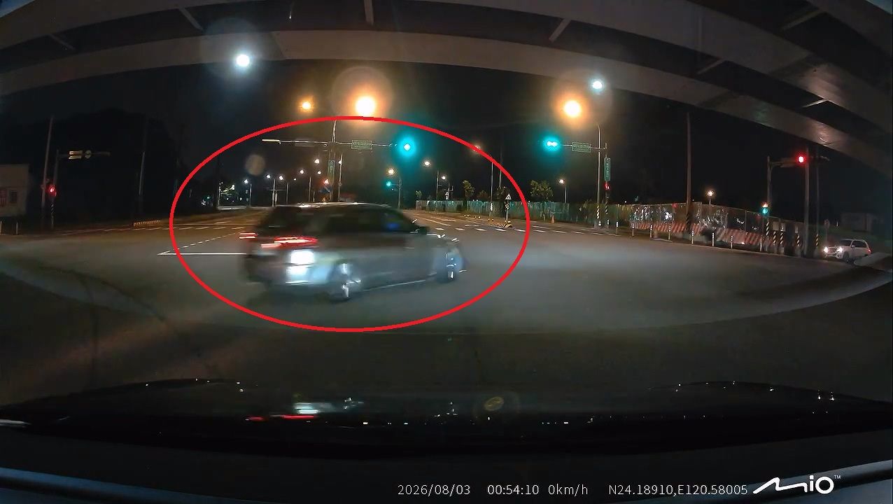 馬路當賽道!台中奧迪深夜連續甩尾燒胎 公共危險罪偵辦