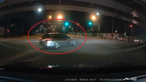 馬路當賽道！台中奧迪深夜連續甩尾燒胎　公共危險罪偵辦
