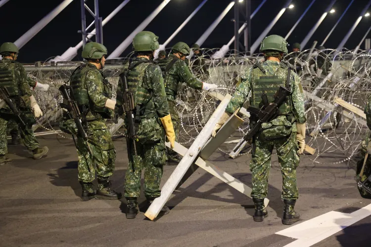 國軍今年把新落成的淡江大橋納入漢光演習範圍。國軍工兵現場架設阻絕設施。李俊毅攝影
