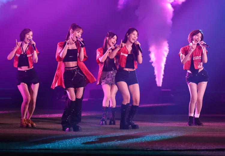 KARA帶動全場一起唱《Honey》。莊宗達攝