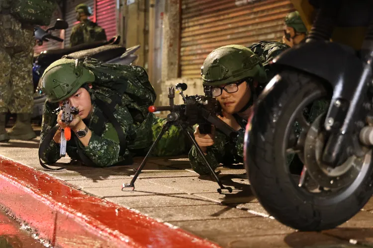憲後旅步3營10日在台北市民權大橋旁警戒，模擬防止共軍經由民權東路意圖通過民權大橋。李俊毅攝