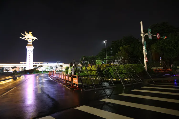 憲後旅步3營10日在北市松山機場入口架設拒馬。李俊毅攝