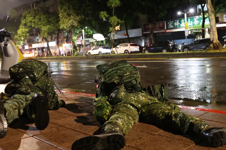憲後旅步3營10日在台北市民權大橋旁警戒，模擬防止共軍經由民權東路意圖通過民權大橋。李俊毅攝