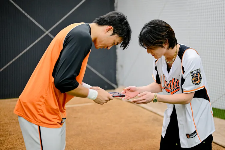 松田元太（右）送簽名CD給撞臉的統一獅球員潘傑楷。統一獅球團提供