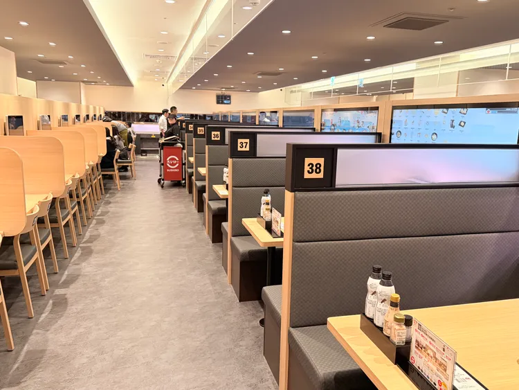 壽司郎新光三越台南新天地店中店，不但有大型平板點餐，還有228席滿足需求。莊曜聰攝