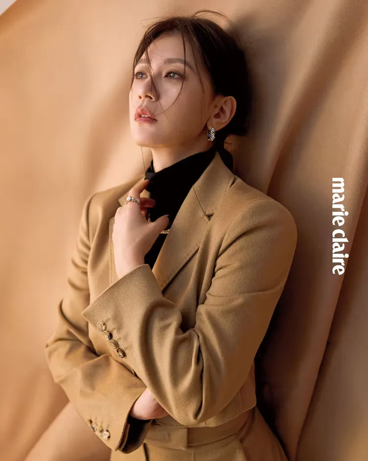表演上，賈靜雯歸納出減法技巧。《Marie Claire Taiwan 美麗佳人》提供