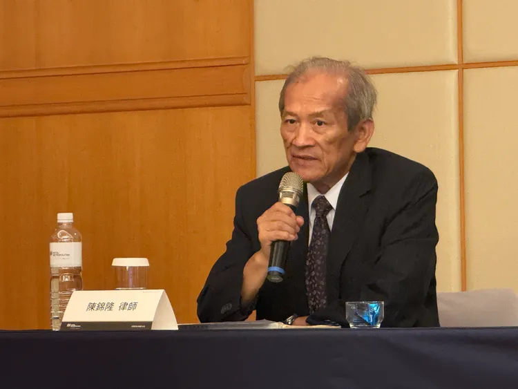 律師陳錦隆接受黃崇仁家屬委託發言。呂承哲攝