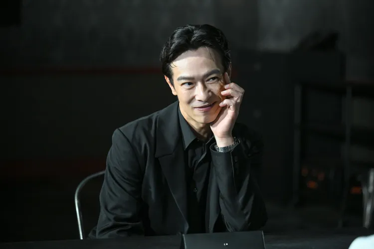 堺雅人飾演的劉銘軒被嚴刑拷打，臉上留下疤痕，誤以為遭深愛的男人背叛。翻攝VIVANT X
