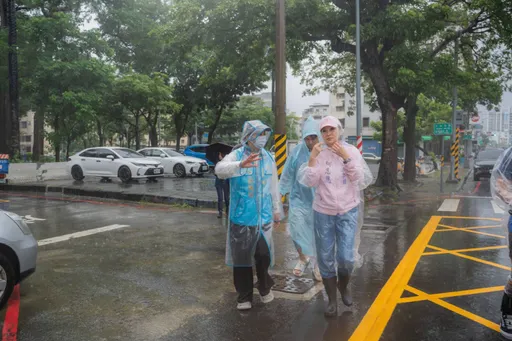 高雄鼓山三路淹水變「泥巴河」　柯志恩勘災將要求軍方加強水土保持