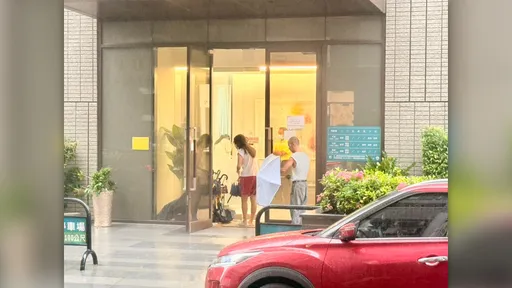 趙建銘返台首看診　滂沱大雨病患仍上門　支持者「逆風」送鮮花