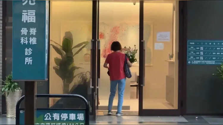 今天下午有婦人捧著鮮花上門，要替趙建銘加油打氣，並說「我們相信他」。讀者提供