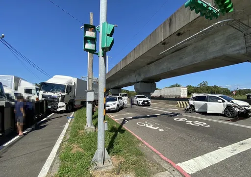 聯結車駕駛疑誤認燈號　追撞2小客車釀4傷