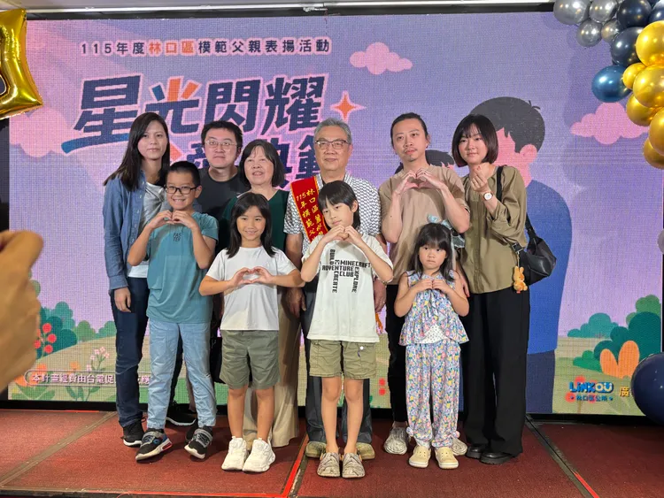 模範父親及眷屬們約計350人到場，參與今日模範父親表揚典禮，現場滿滿溫馨。公所提供