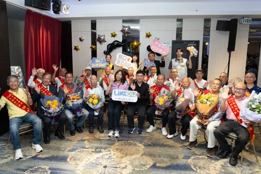 星光級父親節！林口表揚18位模範父親　最暖擁抱惹哭全場