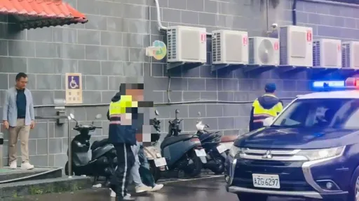 周氏蝦捲安平店遭潑活蟑螂！南警四分局鎖定犯嫌　持拘票拘捕到案
