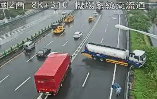 國2油罐車撞廂型車後「打橫」　卡機場系統匝道、34歲女駕駛送醫
