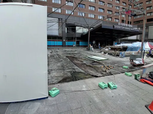 白海豚發威！北市喜來登飯店外棚架倒塌　砸傷路人送醫