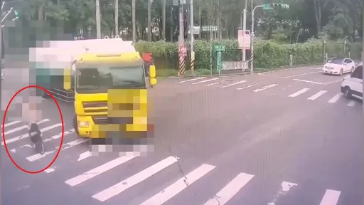 視線死角畫面曝光！南投油罐車右轉撞腳踏車　7旬翁遭拖行喪命