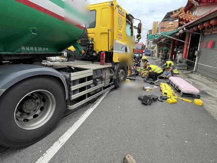 宋姓老翁遭油罐車拖行受困車底，警消協助脫困，送醫仍不治。民眾提供