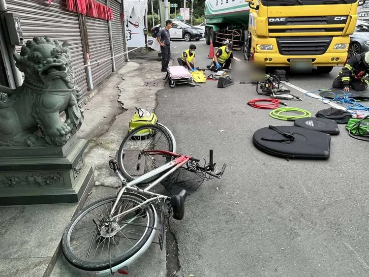 油罐車右轉時駕駛疑因視線死角釀禍。民眾提供