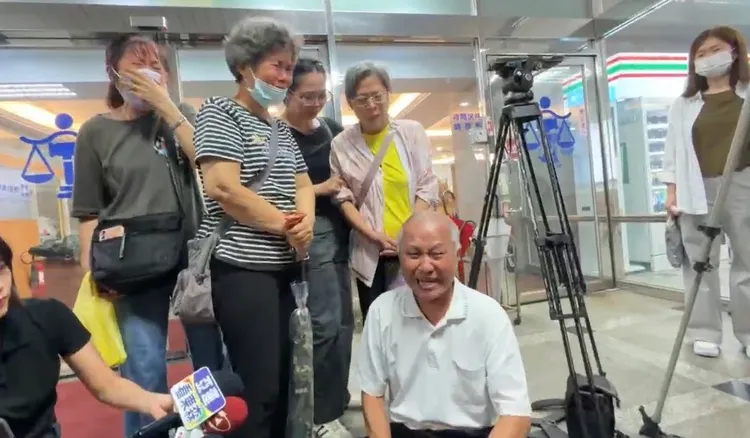 謝文雄殺害2女兒僅判2個無期徒刑，岳父不滿抗議坐在新北地院門口痛批「要我們以暴制暴嗎？我已經70多歲了，沒在怕。」讀者提供