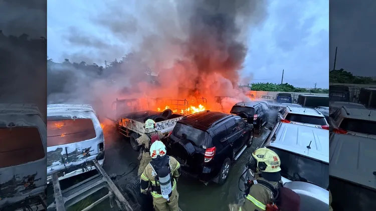 火勢延燒迅速，警消到場射水滅火，火勢約在30分鐘左右撲滅。民眾提供