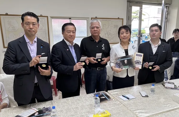 日本國會議員參訪紅毛港保安堂。翻攝畫面