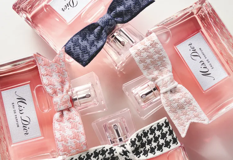 MISS DIOR 香氛瓶飾蝴蝶結，適用於100ml MISS DIOR香氛瓶，各750元。品牌提供