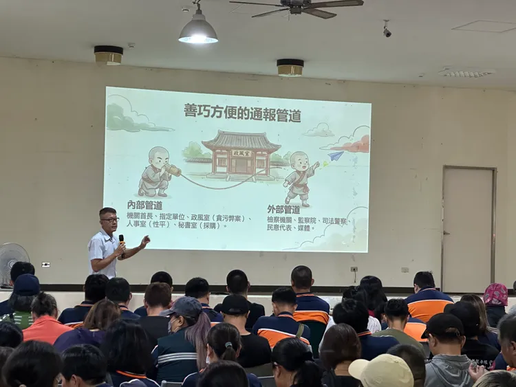 政風室主任林三龍率領政風團隊深入各區清潔隊，利用隊務會議與職安講習等時機進行面對面宣導。翻攝畫面