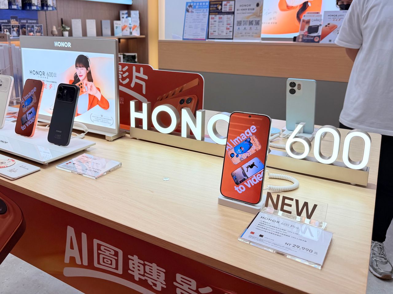 續航怪獸要來了!HONOR新機傳搭12000mAh電池